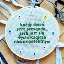 Każdy dzień jest przygodą, haft na tamborku, gotowy do zawieszenia