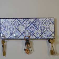 Drewniany wieszak na klucze handmade w stylu azulejo