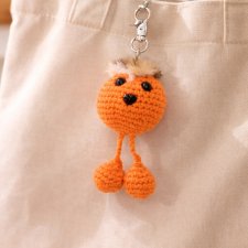Ręcznie robiony breloczek – szydełkowy stworek do torby lub kluczy
