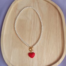 Naszyjnik z pereł szklanych z serduszkiem
