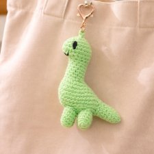 Mały Dino – szydełkowy breloczek handmade