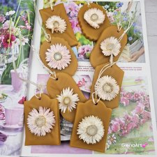 Zawieszka florencka kocanka pszczela ozdobna zawieszka do szafy z wosku pszczelego 100 % naturalna z suszem kwiatowym pachnąca delikatnie miodkiem na