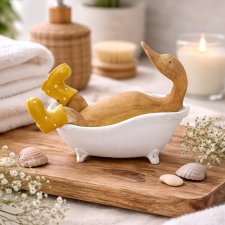 Drewniana kaczka w wannie – urocza dekoracja