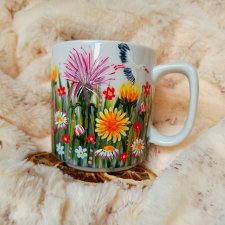 Ręcznie malowany lot bociana nad łąką kubek 270 ml.