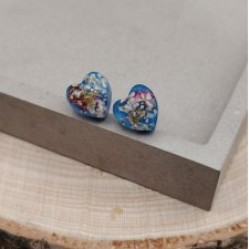 Kolczyki Błękitna Łąka – serca z zatopionymi kwiatami