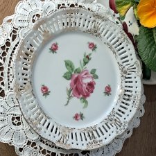 Mała patera porcelanowa z dekoracyjnym ażurowym rantem i motywem róży