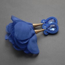 kobaltowe kolczyki sutasz z kwiatkiem