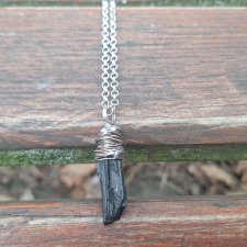 Turmalin jak węgiel - wisiorek