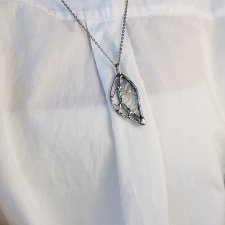 Naszyjnik witrażowy wisiorek na łańcuszku "Listek" Rainbow