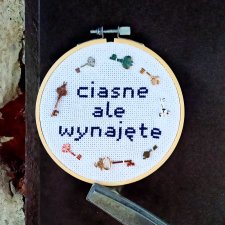 Ciasne ale wynajęte, haft na tamborku, gotowy do zawieszenia