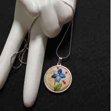 Ręcznie haftowany wisior  DLA LAURY  stal szlachetna