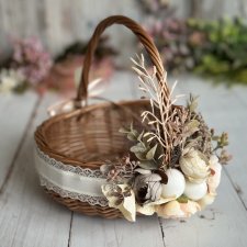 Koszyczek wielkanocny wiklinowy z pastelową dekoracją i pisankami