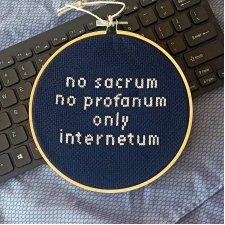 No sacrum no profanum only internetum, haft na tamborku, gotowy do zawieszenia
