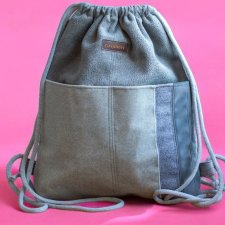 Szary plecak z kieszeniami bukla