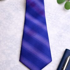 Niebieski krawat w paski – klasyczna elegancja w stylu vintage