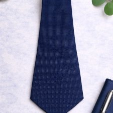 Granatowy krawat w mikrowzór – elegancka klasyka z subtelnym połyskiem