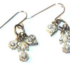 delikatne subtelne kolczyki serduszko kwiatek