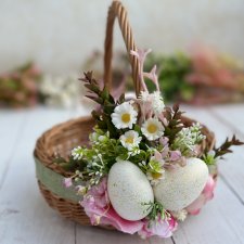 Koszyczek wielkanocny wiklinowy z dekoracją i pisankami