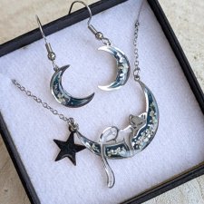 Naszyjnik i kolczyki kot na księżycu jeans żywica