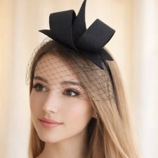 Czarny fascynator z woalką