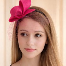 Fuksjowy  fascynator z woalką