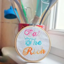 Eat the rich, haft na tamborku, gotowy do zawieszenia