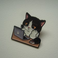 METALOWA EMALIOWANA PIN PRZYPINKA BROSZKA KOTEK Z MYSZKĄ