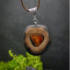 Wisiorek "Bursztyn serce" – zaklęta siła natury i ognia, drewno owocowe, pirografia, biżuteria z drewna, Amber Wood Pendant