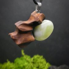 Wisiorek "Jadeit i lipa" – zaklęta siła natury i ognia, drewno lipy, pirografia, biżuteria z drewna, Wood Pendant
