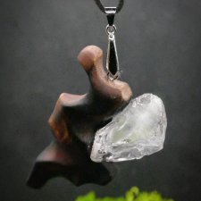 Wisiorek "Kryształ górski i lipa" – zaklęta siła natury i ognia, drewno lipy, pirografia, biżuteria z drewna, Wood Pendant