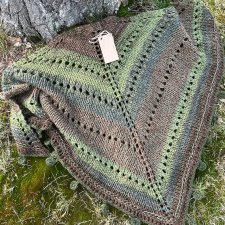 Wełniana chusta robiona na drutach