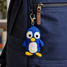 Szydełkowy breloczek Pingwin – ręcznie robiony brelok do kluczy