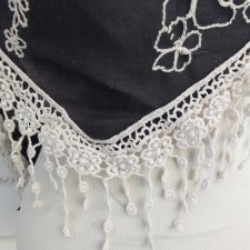 CHUSTA HAFTOWANA W KWIATY