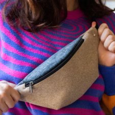 Beżowa nerka z brudnoniebieską klapą