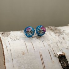 Kolczyki Niebieska Łąka – ręcznie robione kolczyki z żywicy z zatopionymi kwiatami