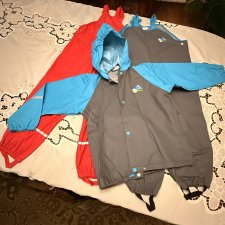 Dwa zestawy odzieży przeciwdeszczowej 128