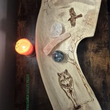 Misa z drewna ręcznie rzeźbiona, zdobiona pirografią "Wilk i kruk"