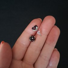 Delikatne Kolczyki Sztyfty - Granat