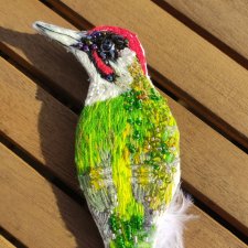 Broszka dzięcioł haftowana z koralikami