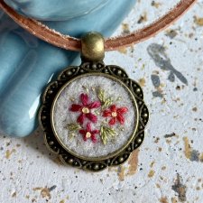 Wiosenny wisiorek czerwone kwiaty