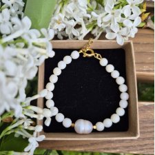 Bransoletka dla dziewczynki z białego koralu, białej perły i pozłacanego srebra