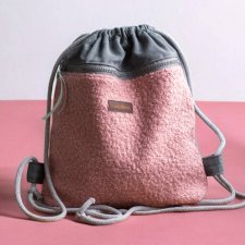 Szaro-różowy plecak z przednią kieszenią