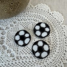 Czarno-biała broszka szklana witrażowa "Piłka nożna"