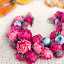 Bransoletka z piwoniami – Ręcznie robiona, stal chirurgiczna, prezent na Dzień Kobiet