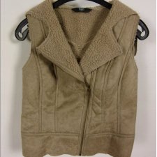 F&F bezrękawnik na kożuszku z kapturem / 36