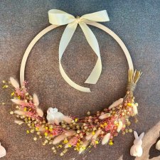 Wianek z suszonych roślin, kolorowy wianek wiosenny z figurką zajączka