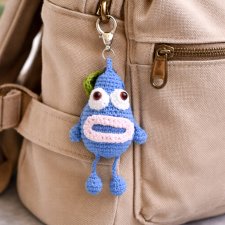 Kolorowy brelok szydełkowy – wesoły stworek handmade