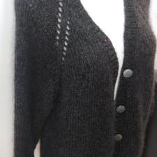 Klasyczny sweter oversize, rozpinany.