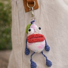 Kolorowy brelok szydełkowy – wesoły stworek handmade