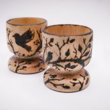 Dwa drewniane kieliszki na jajka "Ptaki" – ręcznie zdobione, wypalane w drewnie,unikatowe,prezent;pirografia,handmade,zestaw śniadaniowy
